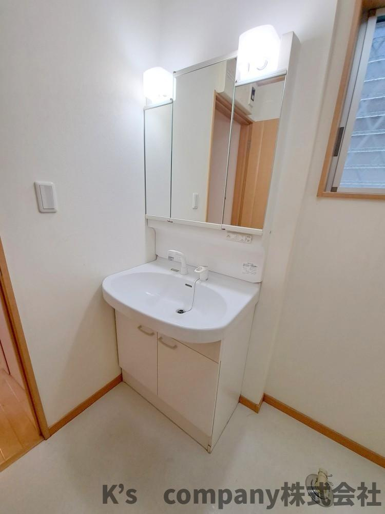 茅ヶ崎市香川４丁目　中古戸建の独立洗面台|三面鏡の内側には小物収納が充実しています☆