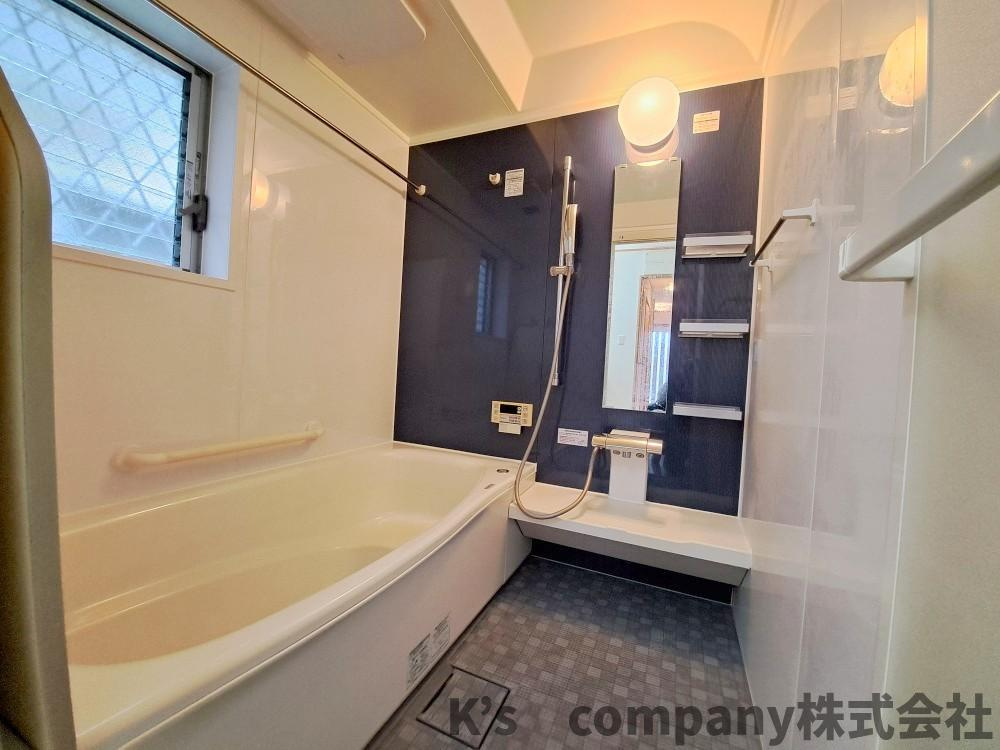 茅ヶ崎市香川４丁目　中古戸建の浴室|アクセントパネルでおしゃれな印象の浴室スペース◇