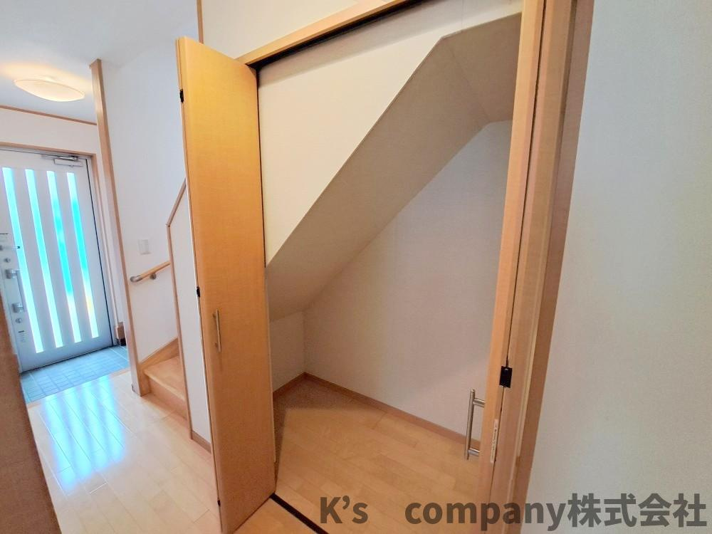 茅ヶ崎市香川４丁目　中古戸建の収納|階段下収納スペース◇デッドスペースを利用しています◇