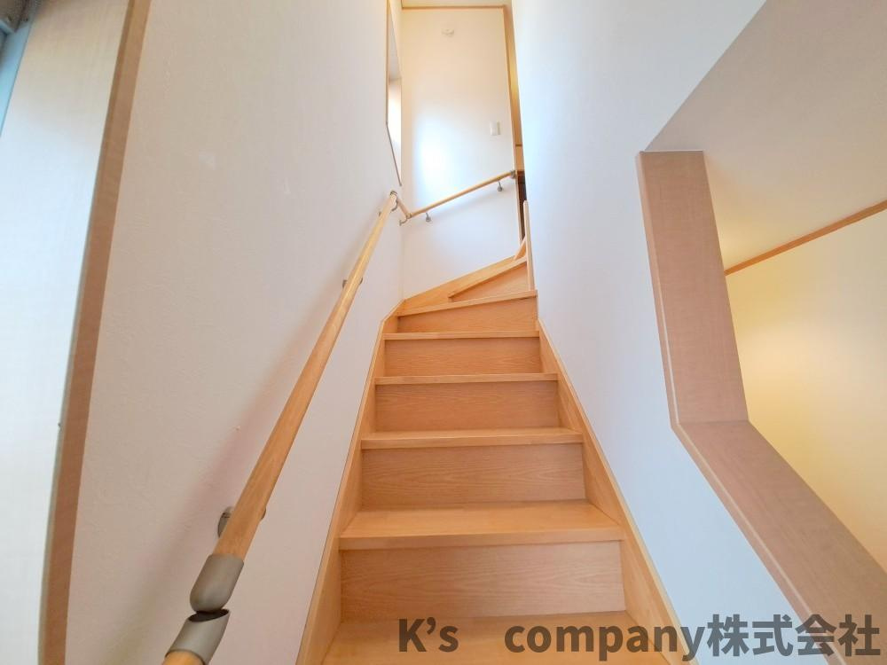 茅ヶ崎市香川４丁目　中古戸建の内装|手すり付きの階段☆幅広い年齢層に便利な設備♪