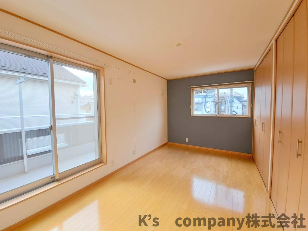 茅ヶ崎市香川４丁目　中古戸建の寝室|洋室7.5帖◇バルコニーに出られるお部屋です◇主寝室におすすめです♪