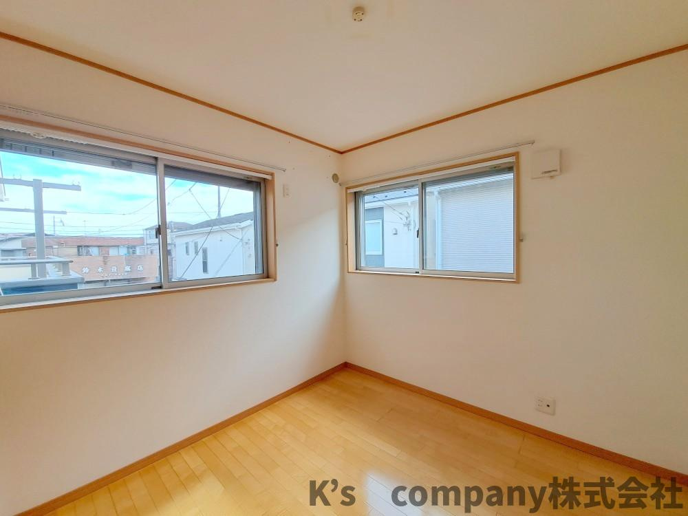 茅ヶ崎市香川４丁目　中古戸建の洋室|洋室5帖◇2面採光の明るいお部屋ですのでお子様のお部屋などにおすすめです♪