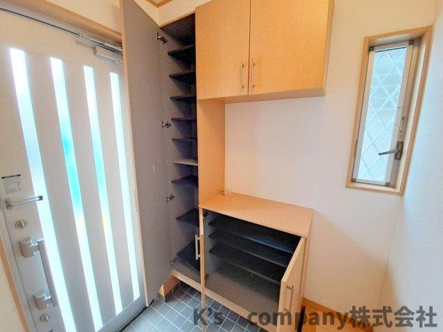 茅ヶ崎市香川４丁目　中古戸建の玄関|玄関には収納が充実しています♪