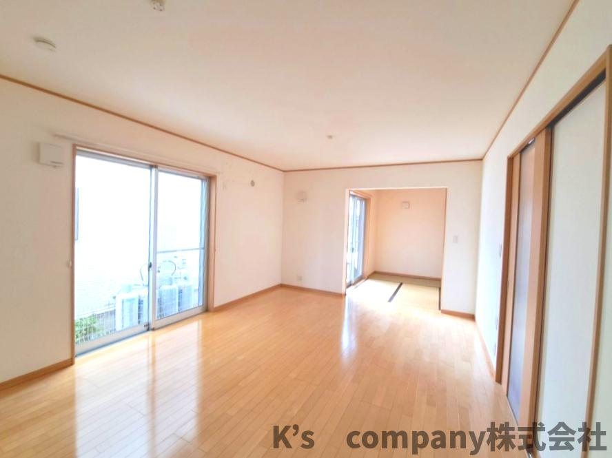 茅ヶ崎市香川４丁目　中古戸建の居間・リビング|リビングゆとりの16帖◇南向きで陽当たり良好です◇