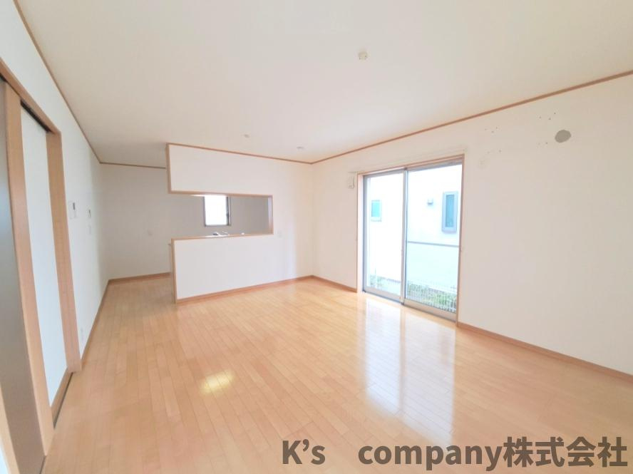 茅ヶ崎市香川４丁目　中古戸建の居間・リビング|ご家族との会話が自然と生まれる対面キッチン◇小さなお子様のいるご家庭には、お子様を見守りながら家事ができるのでうれしい設備です◇