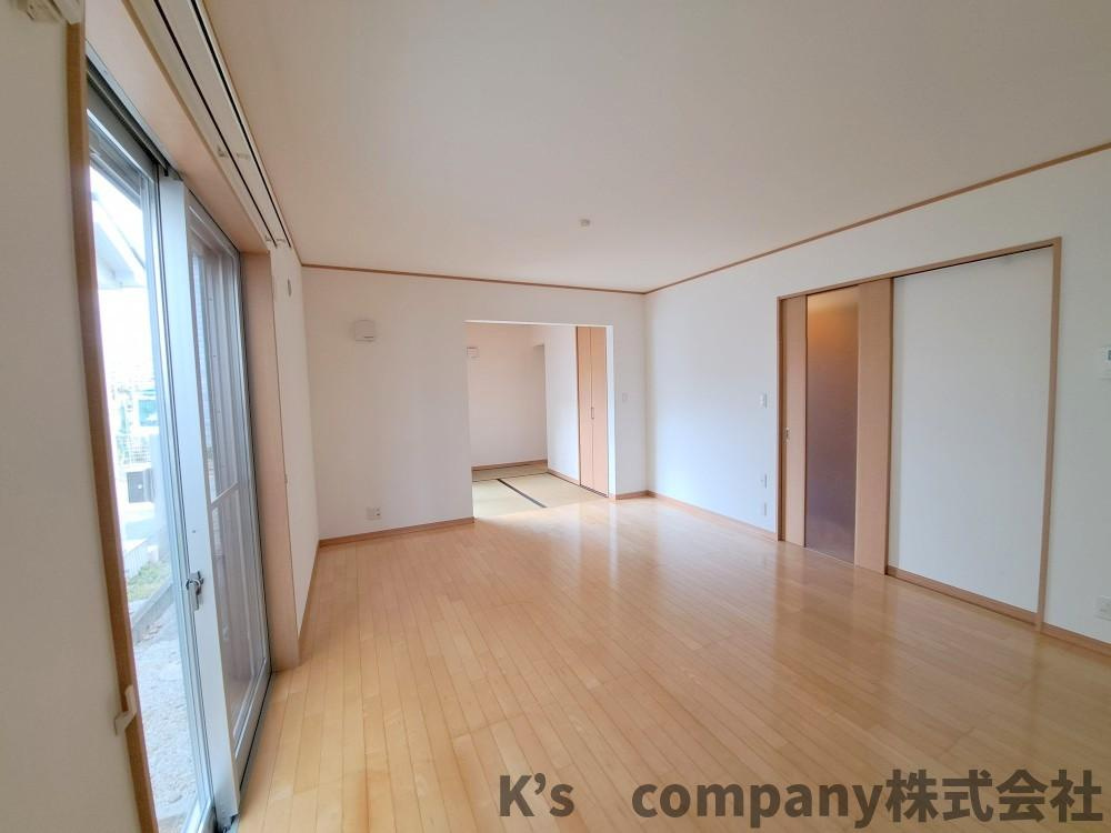 茅ヶ崎市香川４丁目　中古戸建の居間・リビング|リビングに隣接している和室が正面にあります◇