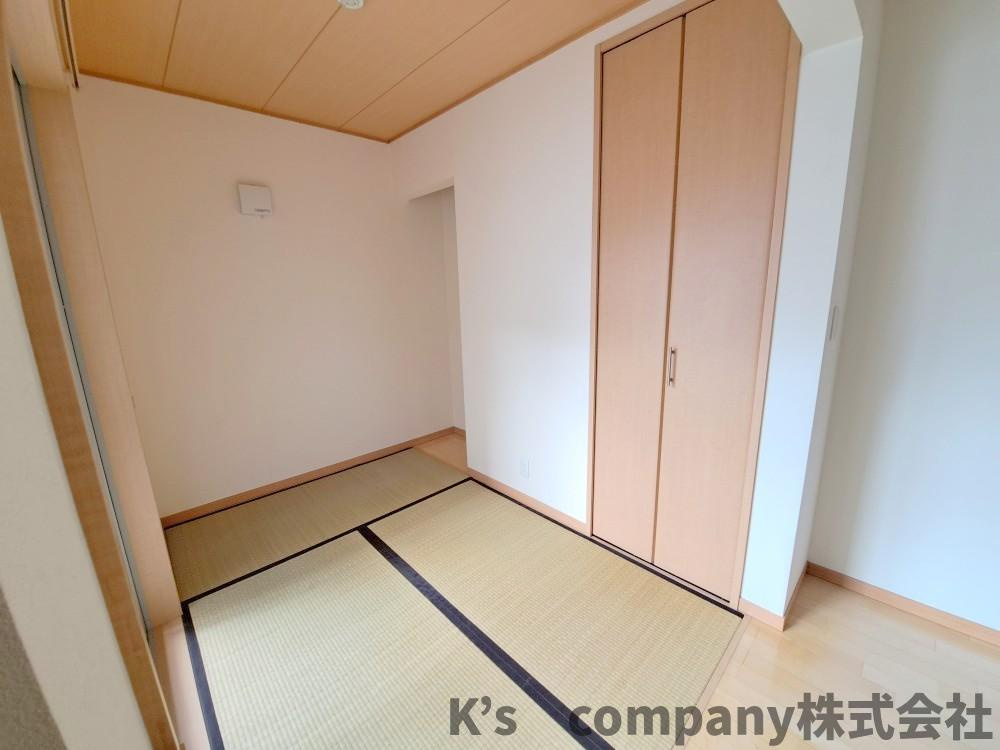 茅ヶ崎市香川４丁目　中古戸建の和室|引き戸を開放してお使いいただくとリビングに裸足でくつろげるスペースが誕生します◇