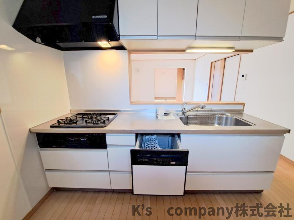 茅ヶ崎市香川４丁目　中古戸建のキッチン|吊戸棚収納が充実しているキッチンスペース◇