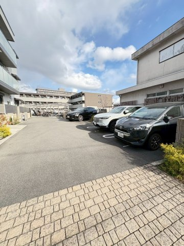 ゼストグリナージュの駐車場