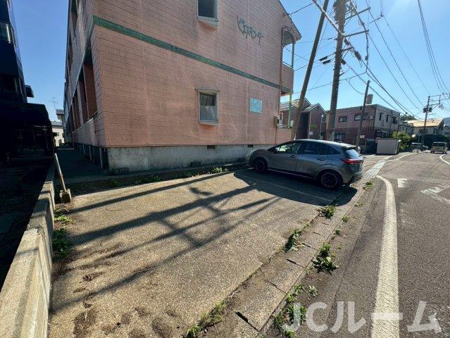 ピエスモンテA棟の駐車場