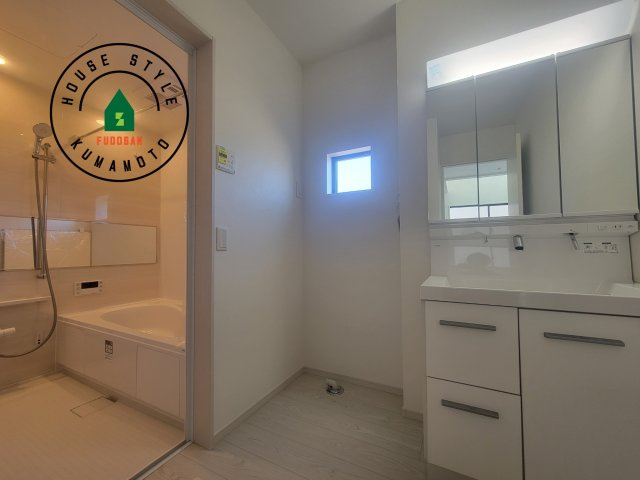 熊本市北区鶴羽田4丁目第1-4棟（1号棟）　の内観：施工例|ゆとりの洗面スペースで朝の身支度もスムーズに。暮らしを快適に変えるシャワー付洗面台です！