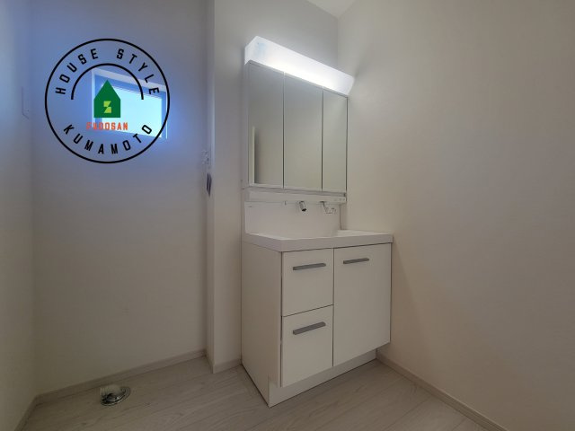 熊本市北区鶴羽田4丁目第1-4棟（1号棟）　の内観：施工例|毎日使うものだから清潔な空間を保ちたい水回り。洗面にはそんな願いを解消させてくれる収納アイデアが満載です。三面鏡の裏側にはキャビネットが現れ小物から背の高い物まで収納できます。