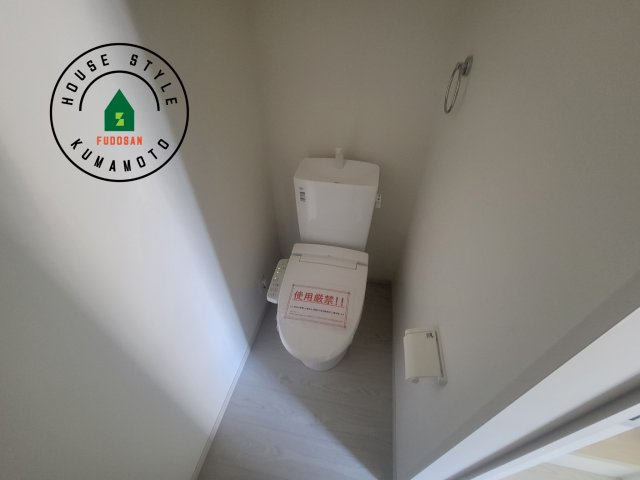 熊本市北区鶴羽田4丁目第1-4棟（1号棟）　の内観：施工例|温水洗浄便座を完備しております。2ヶ所にトイレがあるのは朝の慌ただしい時間も安心です。