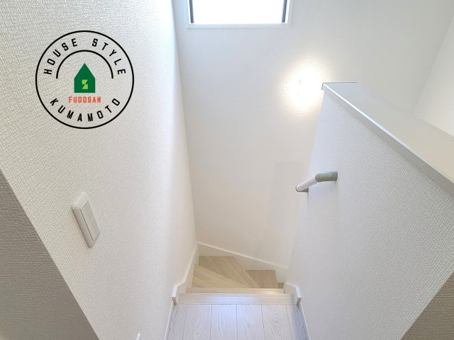 熊本市北区鶴羽田4丁目第1-4棟（1号棟）　の内観：施工例|＜手すり付階段＞手すりがないと階段の昇り降りで危険なことはもちろん、壁に手をつきながら歩くことで壁紙が汚れやすくなります。すべての方に快適に昇り降りしていただくため、手すりを設置しました。