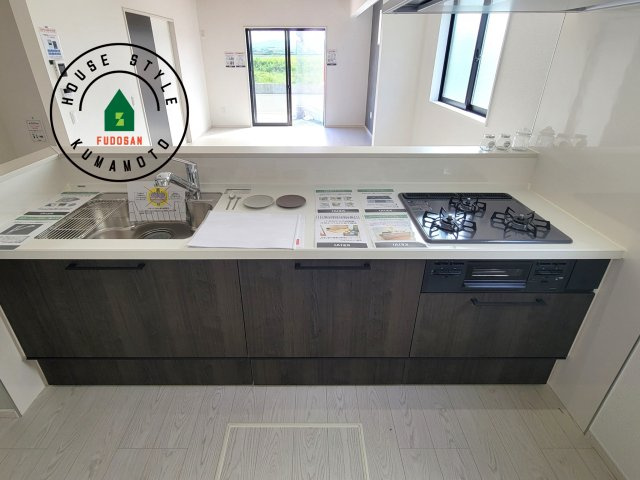 熊本市北区鶴羽田4丁目第1-4棟（1号棟）　の内観：施工例|ご家族を近くに感じられる対面キッチンのLDK。会話もはずみそうですね。