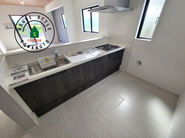 熊本市北区鶴羽田4丁目第1-4棟（1号棟）　の内観：施工例|明るいキッチン作業スペースを多くとりました。ご夫婦でキッチンに立っても調理がしやすい広さです。食器類もすっきりと片付く収納は魅力的です。