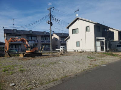 【前面道路含む現地写真】 | 【塚崎第1期　現地外観】
※令和7年6月時点