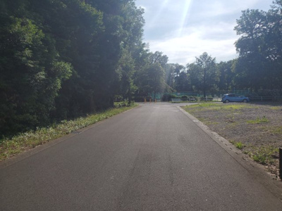 【前面道路含む現地写真】 | 【塚崎第1期　現地外観】
※令和7年6月時点