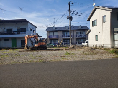【前面道路含む現地写真】 | 【塚崎第1期　現地外観】
※令和7年6月時点