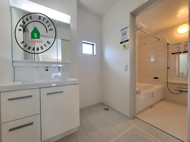 熊本市北区鶴羽田4丁目第1-4棟（3号棟）　の内観：施工例|ゆとりの洗面スペースで朝の身支度もスムーズに。暮らしを快適に変えるシャワー付洗面台です！