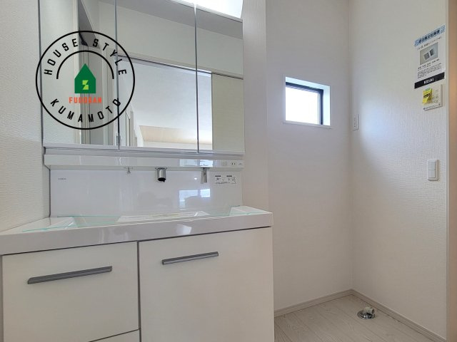 熊本市北区鶴羽田4丁目第1-4棟（3号棟）　の内観：施工例|毎日使うものだから清潔な空間を保ちたい水回り。洗面にはそんな願いを解消させてくれる収納アイデアが満載です。三面鏡の裏側にはキャビネットが現れ小物から背の高い物まで収納できます。