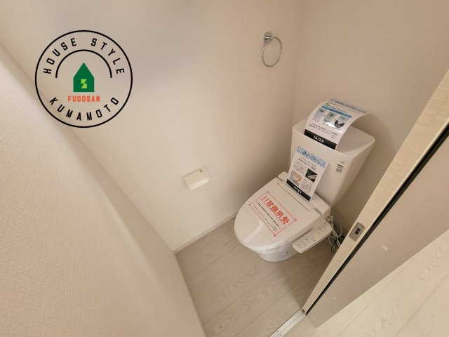 熊本市北区鶴羽田4丁目第1-4棟（3号棟）　の内観：施工例|温水洗浄便座を完備しております。2ヶ所にトイレがあるのは朝の慌ただしい時間も安心です。