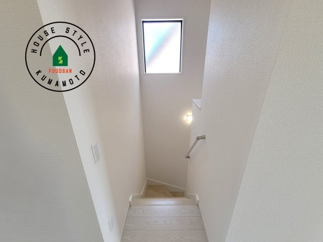 熊本市北区鶴羽田4丁目第1-4棟（3号棟）　の内観：施工例|＜手すり付階段＞手すりがないと階段の昇り降りで危険なことはもちろん、壁に手をつきながら歩くことで壁紙が汚れやすくなります。すべての方に快適に昇り降りしていただくため、手すりを設置しました。