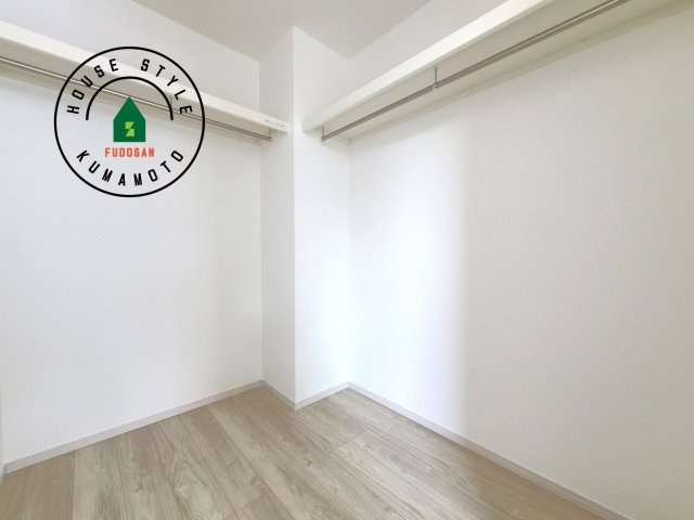 熊本市北区鶴羽田4丁目第1-4棟（3号棟）　の内観：施工例|洋服や大きな荷物が多い方や人数の多いご家族などは、一般的なクローゼットよりもウォークインクローゼットのほうが使い勝手が良いです。