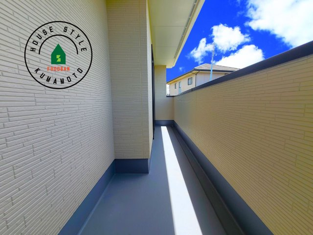 熊本市北区鶴羽田4丁目第1-4棟（3号棟）　の外観：施工例|風をしっかりと感じられるバルコニーでは、毎日が洗濯日和です。広々としているので洗濯も楽しくなるでしょうし、気分転換にバルコニーからの眺めを楽しむのもいいでしょう。