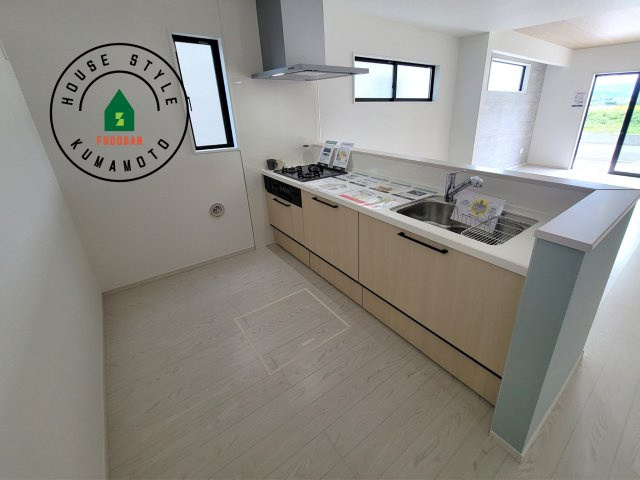 熊本市北区鶴羽田4丁目第1-4棟（3号棟）　の内観：施工例|明るいキッチン作業スペースを多くとりました。ご夫婦でキッチンに立っても調理がしやすい広さです。食器類もすっきりと片付く収納は魅力的です。