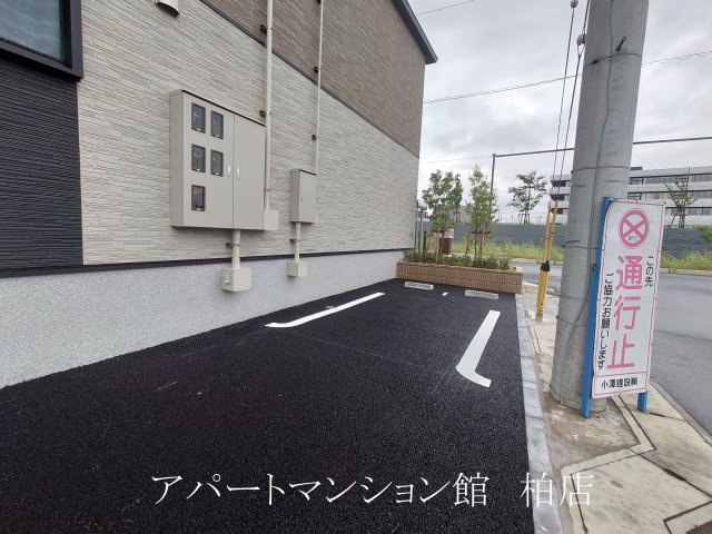 シュラインサイドの駐車場