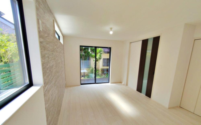 【居間・リビング】 | 【GRAFARE　ZEH標準】小平市上水本町９期 | 光が降り注ぐこだわりの設計！採光良好なリビングは、ご家族の憩いの空間。居心地の良い快適な安らぎの場所になりそうです。
