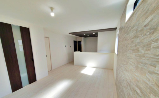 【居間・リビング】 | 【GRAFARE　ZEH標準】小平市上水本町９期 | リビングからキッチンが見えるので、小さなお子様もママの様子が見えて安心ですね。