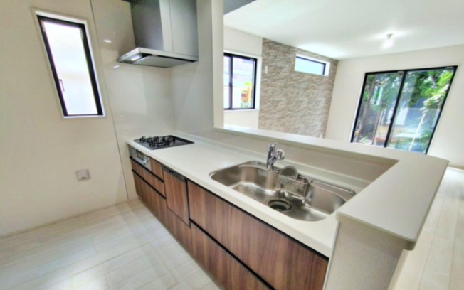 【キッチン】 | 【GRAFARE　ZEH標準】小平市上水本町９期 | 収納力豊富なシステムキッチン。高級感のあるダークブラウンカラーが目を引きます。見て欲しい自慢のキッチンになりそうです。