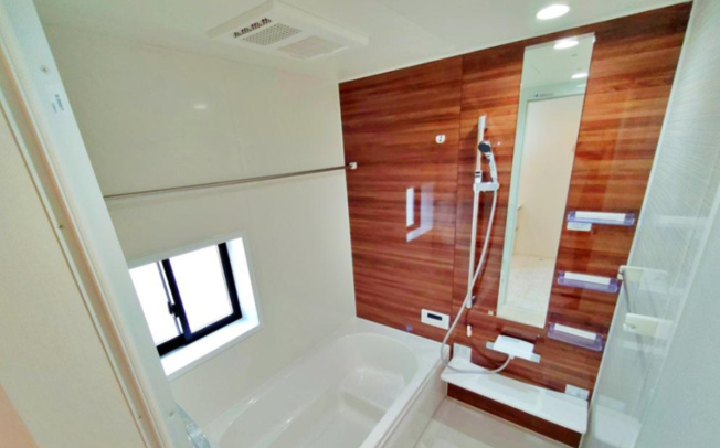 【浴室】 | 【GRAFARE　ZEH標準】小平市上水本町９期 | 窓付きのバスルームは、採光もあり明るく気持ちの良い空間です。窓があることで、換気環境も良好。掃除もスムーズに出来ます。