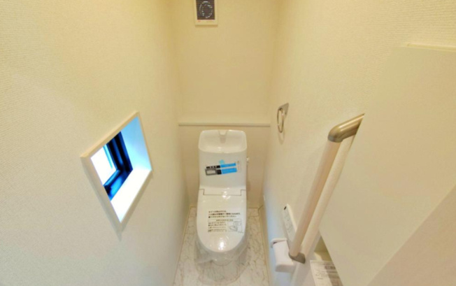 【トイレ】 | 【GRAFARE　ZEH標準】小平市上水本町９期 | トイレスペースが１・２階にございますので、朝の混雑時に家族が分散して使用できます。またゲスト用・家族用と分けることも出来ますよ。