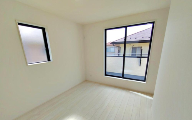 【洋室】 | 【GRAFARE　ZEH標準】小平市上水本町９期 | 2面採光を確保した明るい室内は、風通しも良く、大変居心地の良い空間となっております。爽やかな風を感じて起きる朝は、快適生活の始まりに！