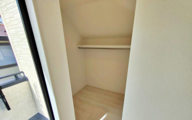 【収納】 | 【GRAFARE　ZEH標準】小平市上水本町９期 | 収納力豊富なウォークインクローゼットを設置。洋服や小物類など、目的に応じてすっきり美しい収納を実現します。