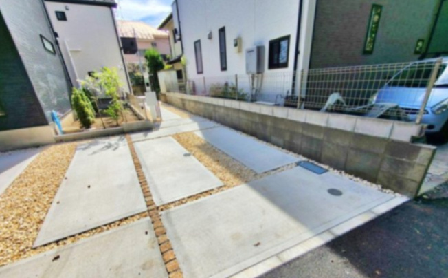 【駐車場】 | 【GRAFARE　ZEH標準】小平市上水本町９期 | 嬉しいコンクリート仕上げのカースペース。雨の日も足元を気にせず外出できます。