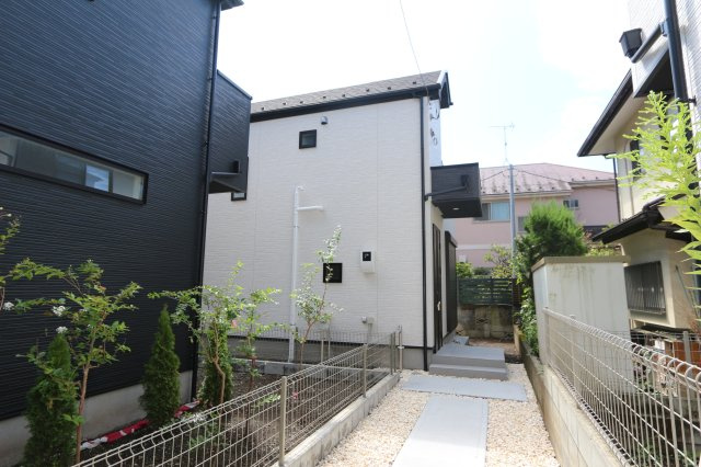 【外観】 | 【GRAFARE　ZEH標準】小平市上水本町９期 | 近くでは『アクロスプラザ小平』やいなげやが徒歩圏内、買物スポットは充実。