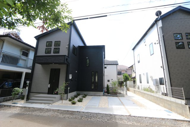 【外観】 | 【GRAFARE　ZEH標準】小平市上水本町９期 | カースペース2台並列で駐車可能！ゆとりのカースペースで来客時にも便利です。(２号棟)