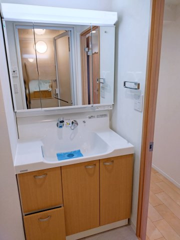 緑の街四号棟の独立洗面台|朝の支度にも助かる、独立の洗髪洗面化粧台