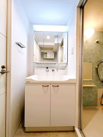 フローレンスパレス左近山の独立洗面台|独立洗面台、小物を置くことができて便利です