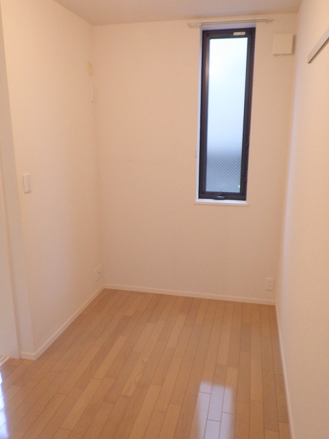 いずみコートの寝室|★明るいフローリングの角部屋です★