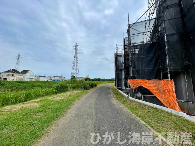 平塚市入野　新築戸建　全６棟の前面道路含む現地写真|6月13日撮影　建築中　現地外観
