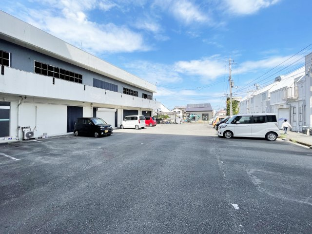 レジェンド国府の駐車場