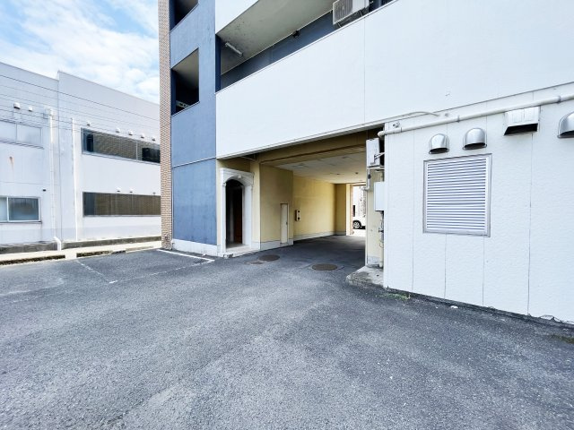 レジェンド国府の駐車場