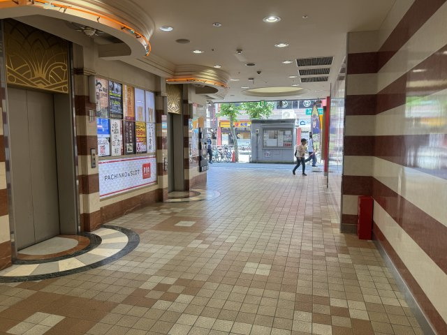 十三ビルのロビー