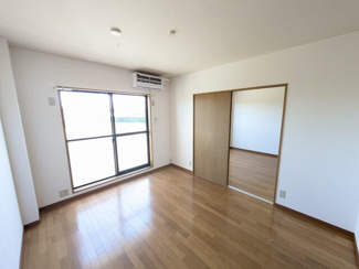 DKに繋がる東側洋室です♪