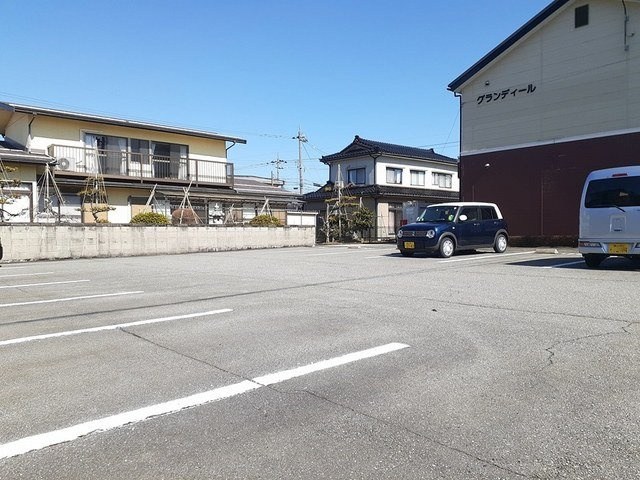 グランディールの駐車場|駐車場に車を止められます